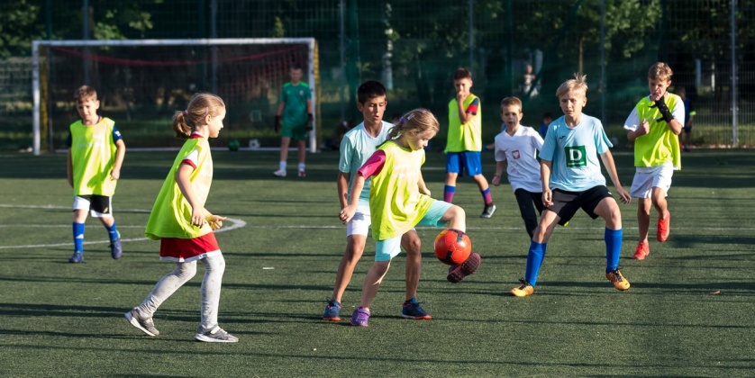 Dzieci grające w piłkę nożną podczas zajęć organizowanych przez Fundację Śląska Wrocław