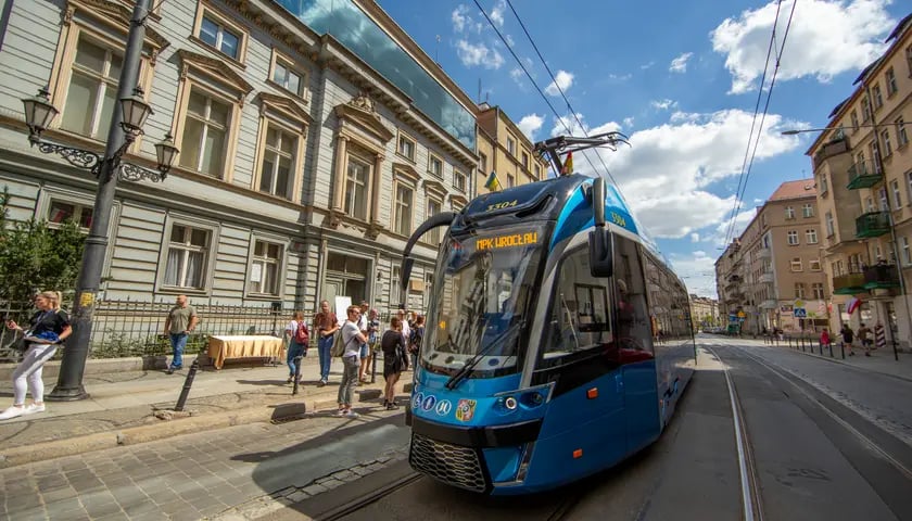 Niebieski tramwaj wśród kamienic Wrocławia/zdjęcie ilustracyjne