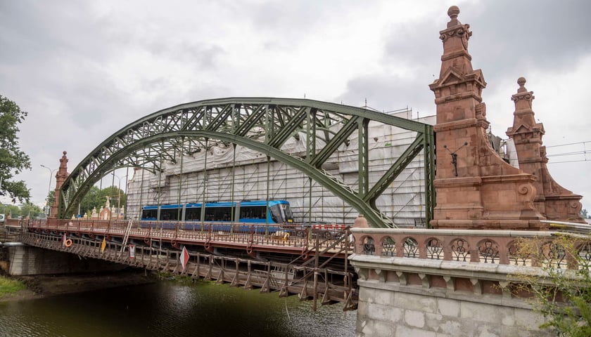 Most Zwierzyniecki na Odrą został częściowo odsłonięty. Widać jego nową kolorystykę oliwkowo-żelazowo-czarną. To pierwsze oryginalne barwy przeprawy.