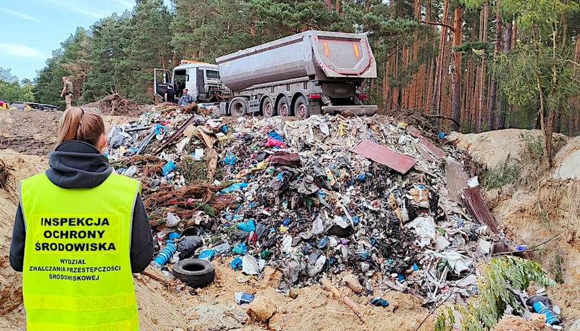 Nielegalne wysypisko śmieci przy Wołowie pod Wrocławiem 