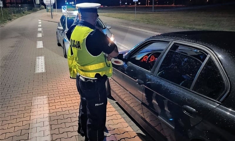 Młały być nielegalne wyścigi na ulicach miasta, była drobiazgowa kontrola policji. Na zdjęciu policjanci kontrolujący samochód.