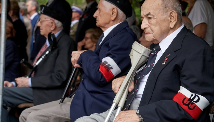 Kombatanci podczas uroczystości z okazji rocznicy wybuchu Powstania Warszawskiego
