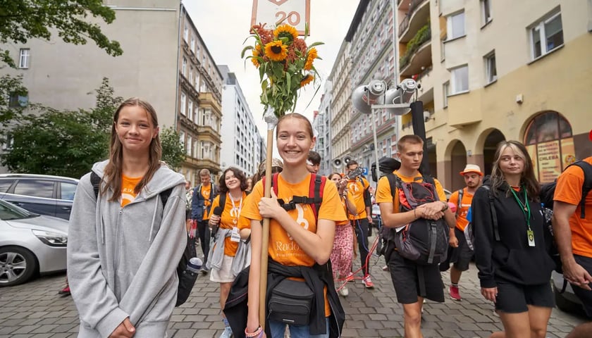 Piesza Pielgrzymka Wrocławska rozpoczęła się w czwartek, 3 sierpnia. Na pierwszym planie grupa młodych dziewczyn w pomarańczowych koszulkach.