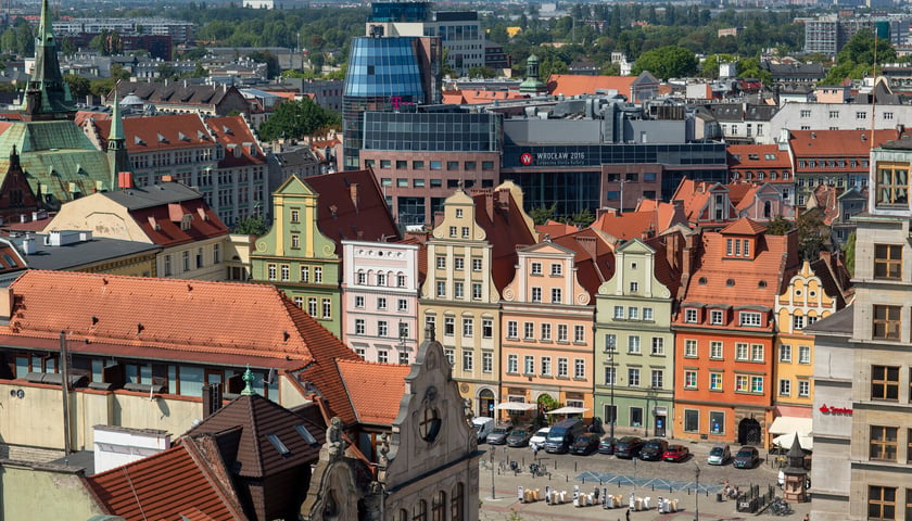 Kamieniczki we wrocławskim Rynku, panorama miasta. Zdjęcie ilustracyjne