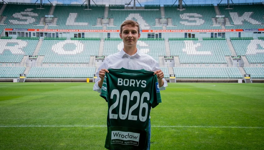 Karol Borys, 16-letni pomocnik, wychowanek Śląska Wrocław prezentuje koszulkę tuż po przedłużeniu swojego kontraktu do końca czerwca 2026 roku