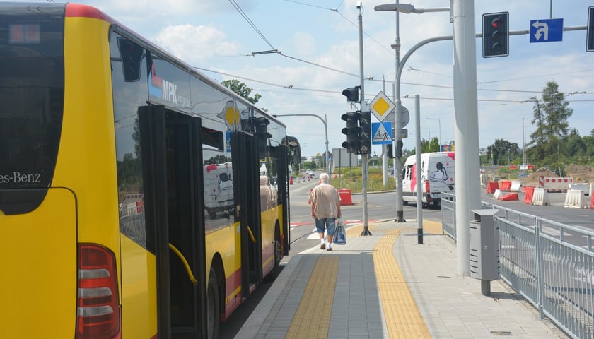 Autobus i pasażer przy przystanku nieopodal pętli na Nowym Dworze (TAT)