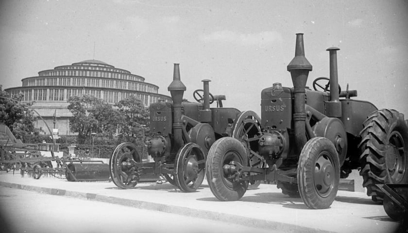 Wystawa Ziem Odzyskanych we Wrocławiu w 1948 roku. Przed budynkiem Hali Stulecia stoi rząd traktorów.