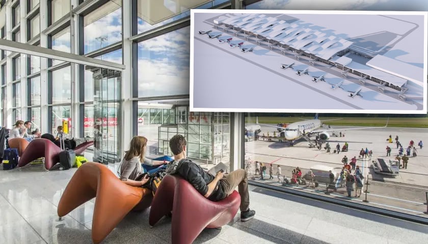 Pasażerowie siedzący w Porcie Lotniczym Wrocław spoglądający na samolot stojący w pasie startowym, obok znajduje się wizualizacja koncepcji przebudowy Portu Lotniczego Wrocław