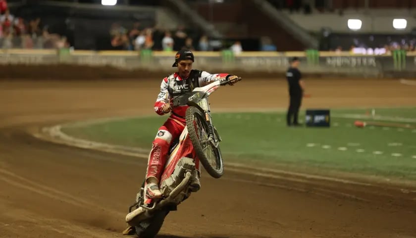 Żużlowiec na torze na Stadionie Olimpijskim. Mężczyzna jedzie na motocyklu