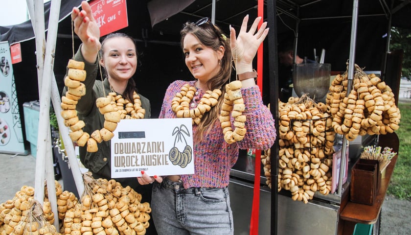 Dwie kobiety sprzedające obwarzanki wrocławskie na Gastro Miasto we Wrocławiu