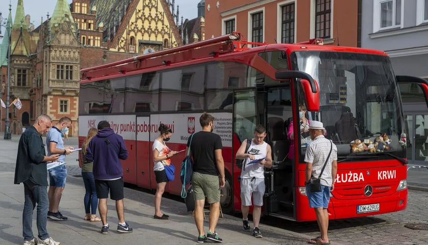 Krwiobus, czyli specjalnie przystosowany autobus do pobierania krwi w terenie. Na zdjęciu widoczny jest krwiobus stojący w centrum miasta