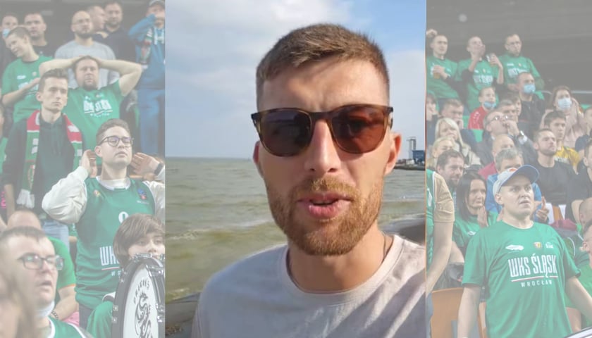Saulius Kulvietis w okularach przeciwsłonecznych na plaży (kadr z filmu), w tle: zdjęcie kibiców Śląska Wrocław