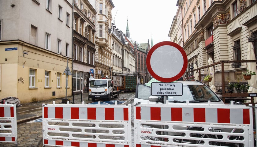Zamknięte ulice wokół Rynku, gdzie trwają zdjęcia do filmu ,,Nic na siłę''