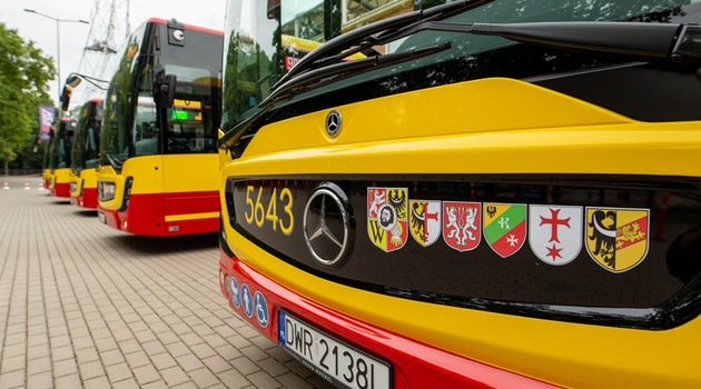 Herby podwrocławskich miejscowości oraz Miasta Wrocławia zamontowane na autobusie podmiejskim 