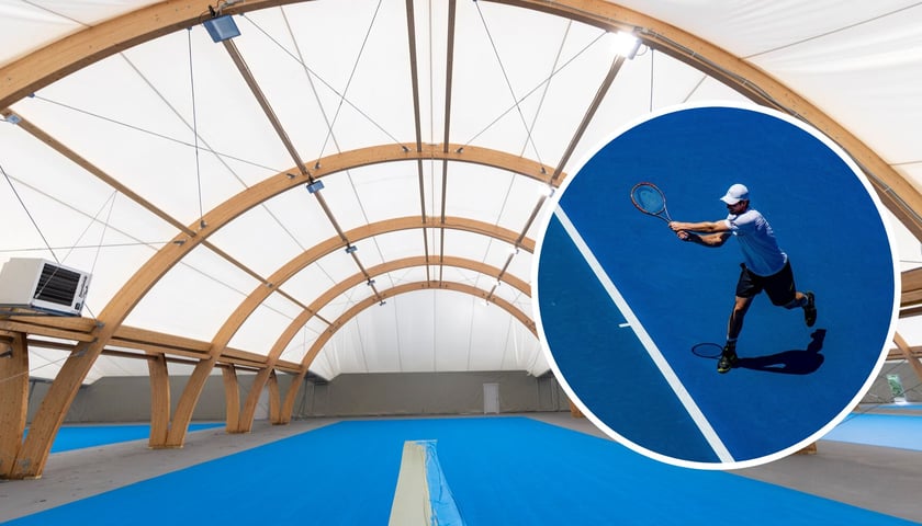 Kolaż dwóch zdjęć. Niebieska nawierzchnia kortu tenisowego w hali przy ul. Pułtuskiej. W kółku tenisista grający na korcie pokrytym niebieskim akrylem