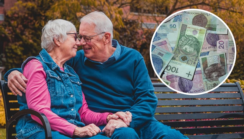 Starsi ludzie - kobieta i mężczyzna - przytulają się na ławce. Na zdjęciu w kółeczku - polskie banknoty m.in. o nominale 100 złotych 