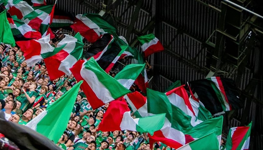 Zdjęcie trybun Tarczyński Arena podczas meczu ligowego. 