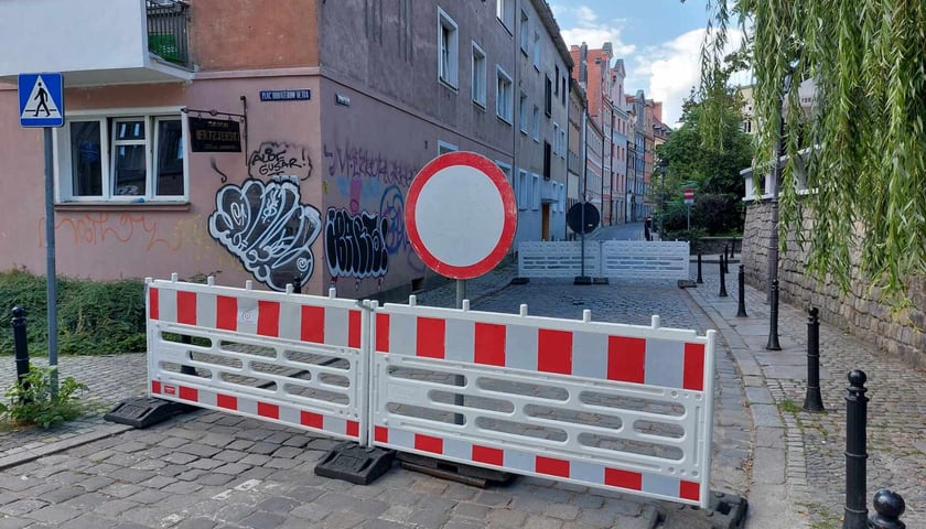 Fragment ulicy Psie Budy zamknięty barierkami