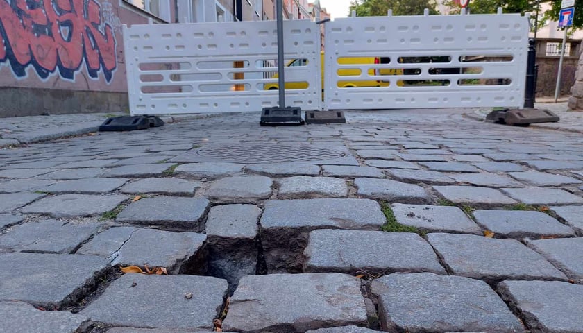 podmyty bruk na ulicy Psie Budy we Wrocławiu