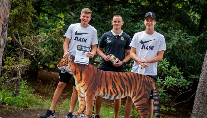 PIłkarze WKS Śląska Wrocław w czasie akcji charytatywnej we wrocławskim ZOO