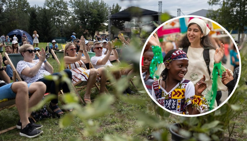 Kolaż dwóch zdjęć. Publiczność podczas pikniku w plenerze. W kółku młodzi artyści z różnych stron świata. 