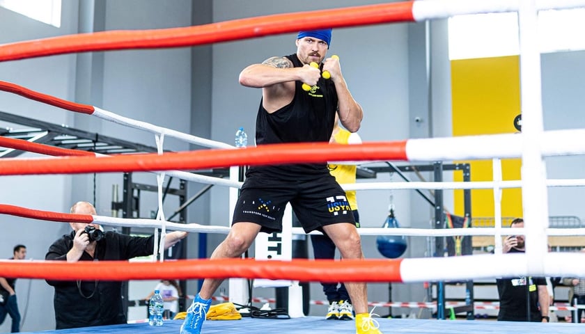 Na zdjęciu widoczny Usyk podczas treningu na ringu bokserskim