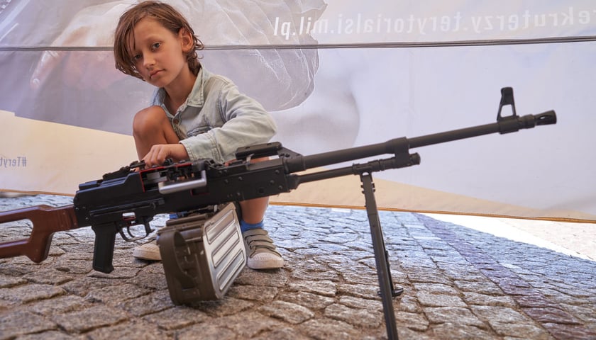 Wystawa sprzętu wojskowego na rynku przyciągnęła tłumy zwiedzających, nie tylko dorosłych, ale i dzieciaki