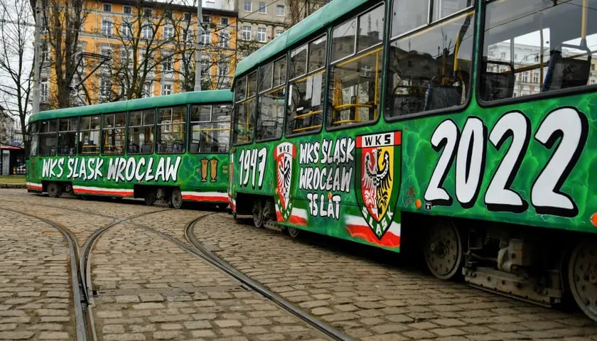 Tramwaj Śląska Wrocław własnoręcznie pomalowany w klubowe barwy przez kibiców ze Stowarzyszenia Wielki Śląsk i Grupy Ultravaganza