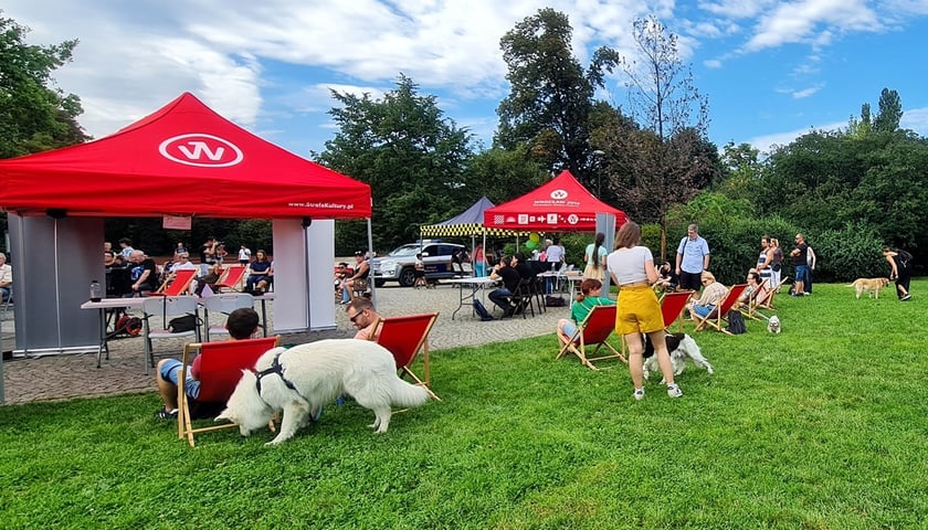 Namioty Strefy Kultury, mieszkańcy i ich psy w parku Staszica podczas ubiegłorocznej edycji wydarzenia
