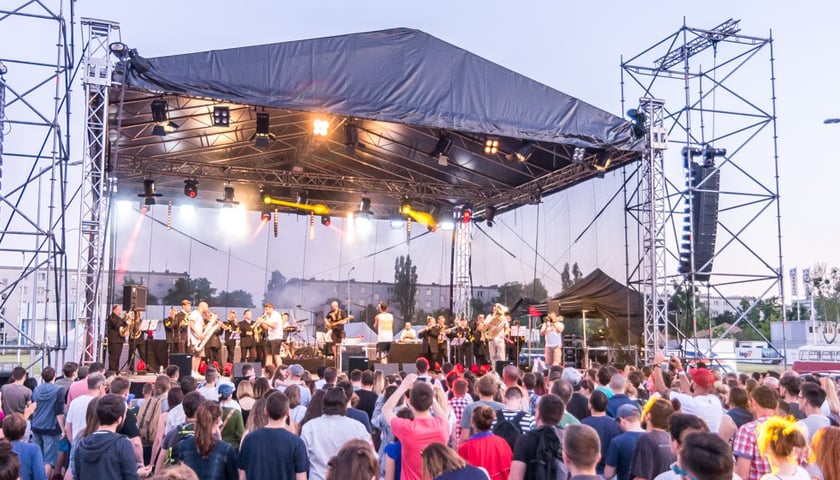 Na zdjęciu publiczność przed sceną przy Centrum Historii Zajezdnia