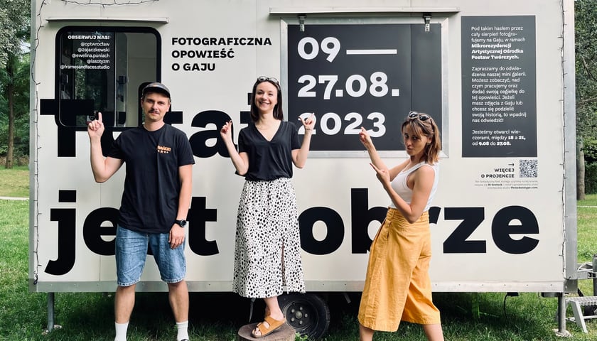Projekt "Tutaj jest dobrze" i fotoprzyczepa na osiedlu Gaj. Na zdjęciu fotoprzyczepa oraz członkowie kolektywu frames&faces.