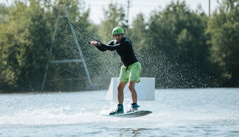 Nietypowa rozrywka nad wodą. Sprawdź, jakie sporty można uprawiać nad nią  we Wrocławiu?