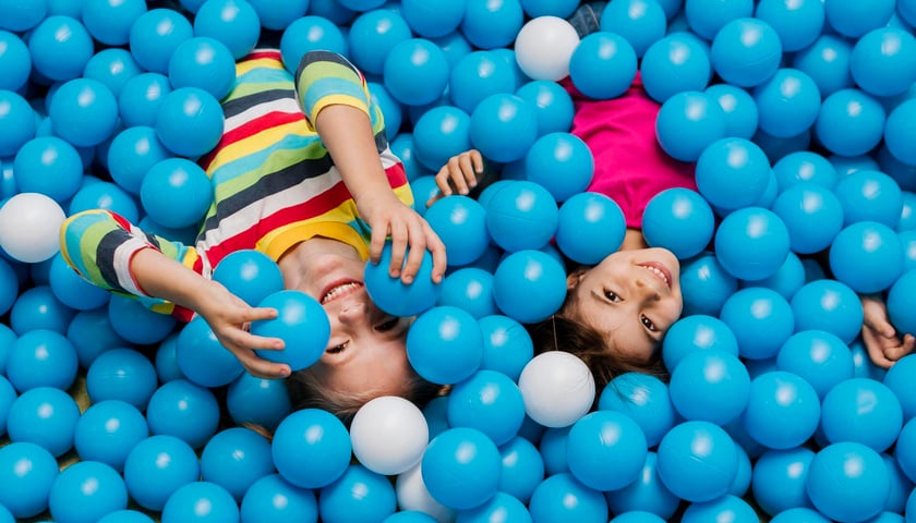 Dzieci w kulkach, zdjęcie ilustracyjne