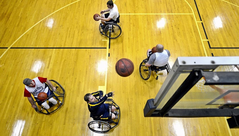 Osoby na wózkach grają w koszykówkę