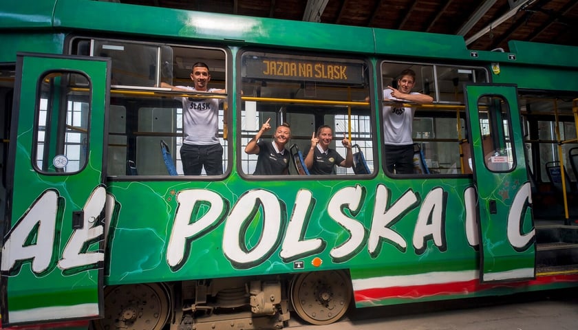 Piłkarze i piłkarki WKS Śląsk Wrocław w specjalnym tramwaju MPK Wrocław pomalowanym przez kibiców w klubowe barwy. To początek akcji JAZDA NA ŚLĄSK, skierowanej do kibiców. 