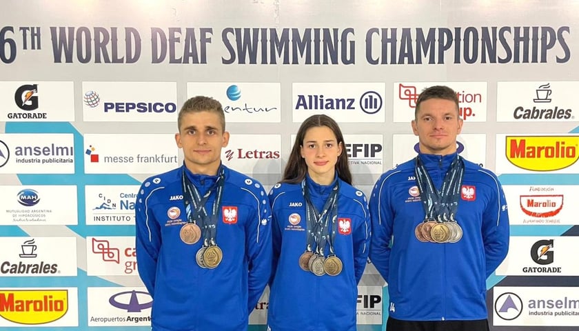 Kacper Nowicki, Weronika Nowicka i Konrad Powroźnik obwieszeni zdobytymi medalami. 