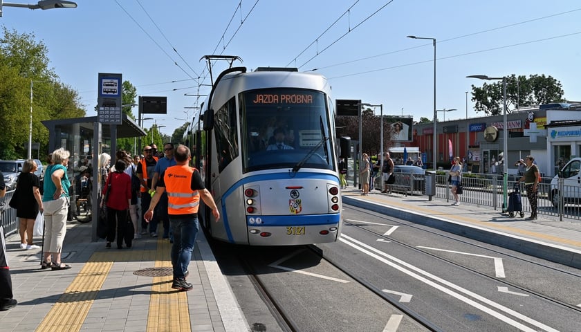 Testowy tramwaj dojeżdża do "krzyżówki" na Nowym Dworze, czyli skrzyżowania Strzegomskiej z Gubińską i Estońską. Na zdjęciu widok na przystanek 
