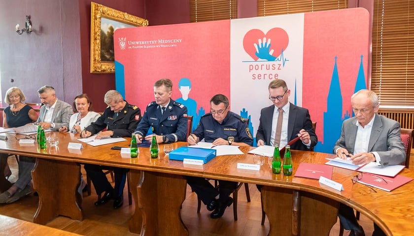 <p><span style="font-family: Calibri, sans-serif; font-size: 14.6667px; text-align: justify;">Podpisywanie listu intencyjnego w sprawie wsp&oacute;lnej realizacji programu &bdquo;Porusz serce&rdquo;</span></p>