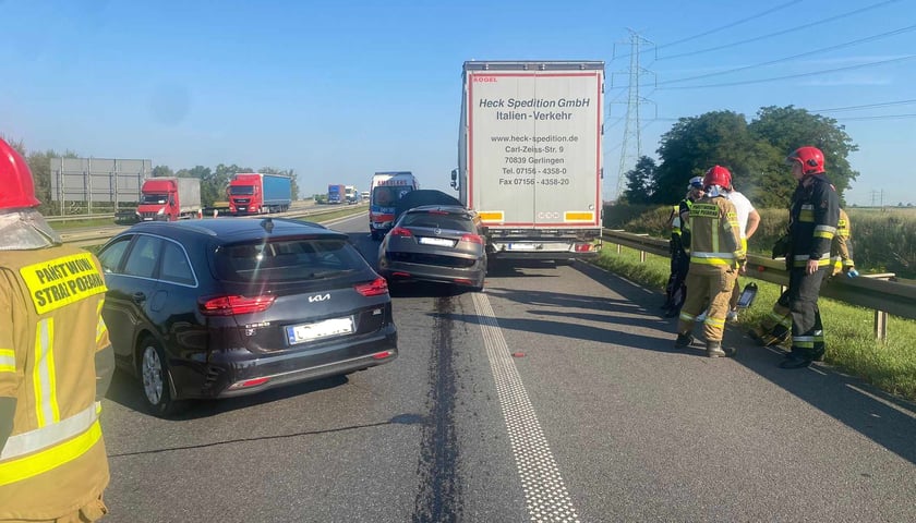 Samochody na autostradzie A4, wóz strażacki,  śmigłowiec LPR