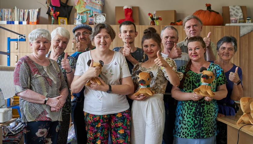 Podopieczni Miejskiego Ośrodka Pomocy Społecznej we Wrocławiu szyją Mopsika