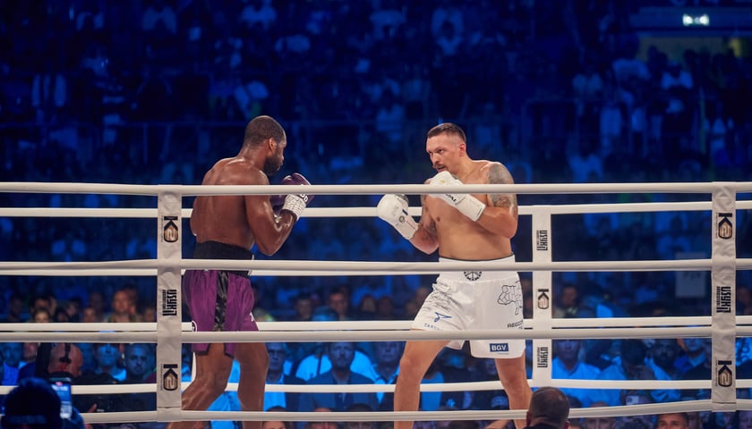 Oleksandr Usyk zwyciężył walkę z Danielem Dubois. Na zdjęciu obaj bokserzy w ringu podczas walki