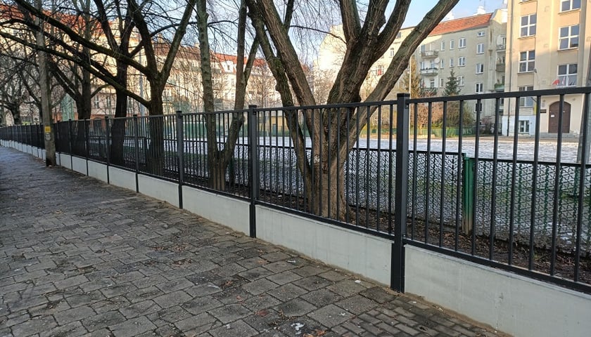 Wymiana części ogrodzenia Szkoły Podstawowej nr 68 od strony ul. Szczęśliwej.
