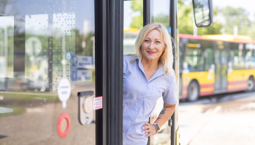 Agata Jakubczyk, kierowca autobusu MPK, na nowej pętli Wrocław Nowy Dwór (P+R) przy ul. Rogowskiej