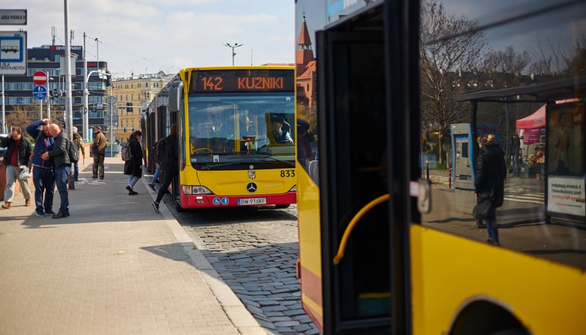 Zdjęcie ilustracyjne przedstawiające autobusy MPK.