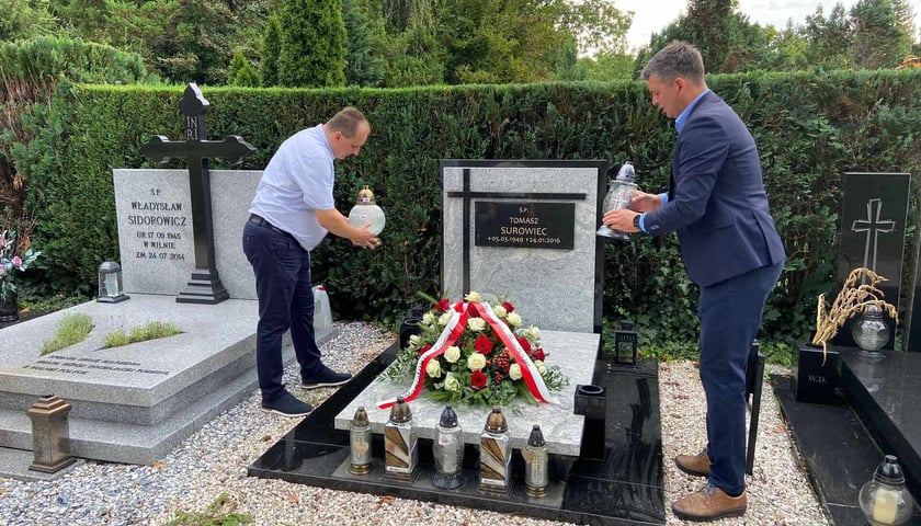 Złożenie kwiatów na grobie Tomasza Surowca, jednego z inicjatorów strajku we Wrocławiu

