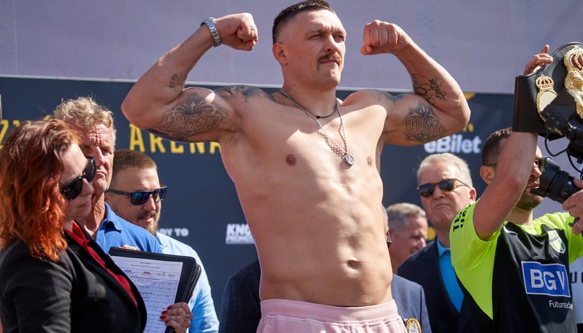 Oleksandr Usyk, ukraiński pięściarz, podczas ceremonii ważenia przed walką z Danielem Duboisem we Wrocławiu