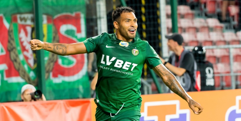 Nahuel Leiva, piłkarz Śląska Wrocław, cieszy się po bramce strzelonej Widzewowi Łódź
