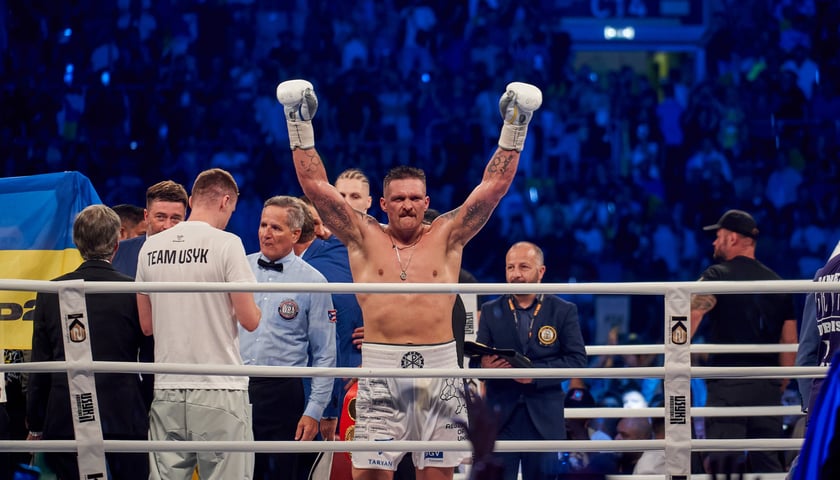 Oleksandr Usyk z uniesionymi rękoma cieszy się po zwycięstwie z Danielem Dubois. Zdjęcia z gali bokserskiej we Wrocławiu