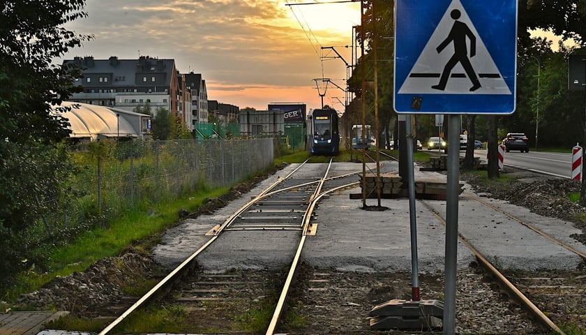 Tramwaj zbliża się do przystanku Kamiennogórska (ośrodek dla niewidomych) i remontowanego odcinka torów, do tymczasowej zwrotnicy, która umożliwia ruch wahadłowy po jednym czynnym torze.