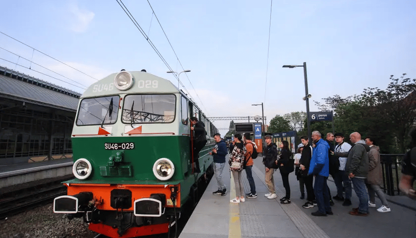Zabytkowe lokomotywy i składy pociągów na Dworcu Głównym we Wrocławiu. Zdjęcie ilustracyjne. Na zdjęciu widać lokomotywę SU46-29